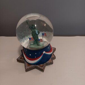 2002 Hallmark Musical Patriotic Snow Globe Statue of Liberty Star Spangled Banne